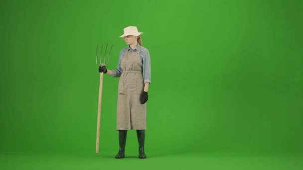 Kertészeti Mezőgazdasági Reklám Koncepció Női Portré Kötényben Gumicsizma Krómkulcs Zöld — Stock videók