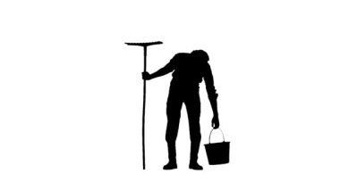 Bahçıvanlık ve tarım reklamları konsepti. Çiftçi portresi. Elinde kova ve tırmıkla bahçeye bakan bahçıvan silueti. Beyaz arkaplan alfa kanalında izole edildi.