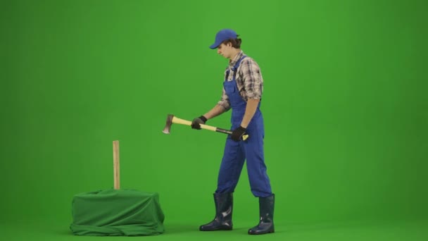 ガーデニングと農業の広告コンセプト クロマキーグリーンスクリーンに男性とゴムブーツの肖像画 ガーデナーがアクスで木を切って ポジティブな表情を見る — ストック動画