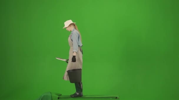Koncepcja Reklamy Ogrodniczej Rolniczej Portret Kobiety Fartuchu Gumowych Butach Zielonym — Wideo stockowe
