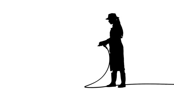 园艺和农业广告的概念 农民的画像 女园丁用长长的花园软管浇灌植物的轮廓 在白色背景 通道上隔离 — 图库视频影像