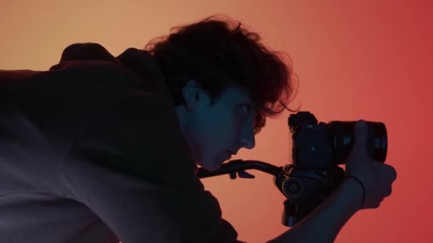 Fotógrafo Masculino Profesional Trabajando Estudio Utiliza Iluminación Neón Color — Vídeos de Stock