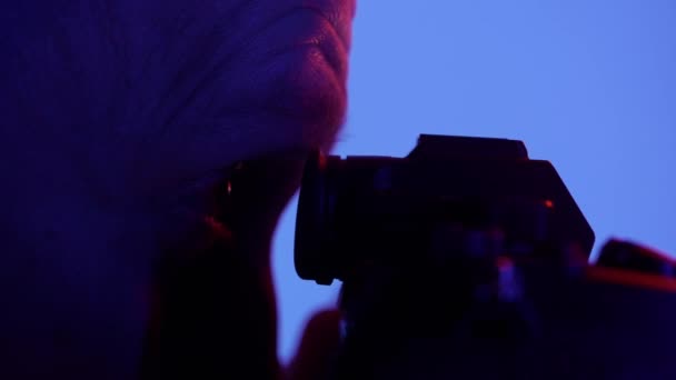Fotógrafo Masculino Profesional Trabajando Estudio Utiliza Iluminación Neón Color — Vídeo de stock