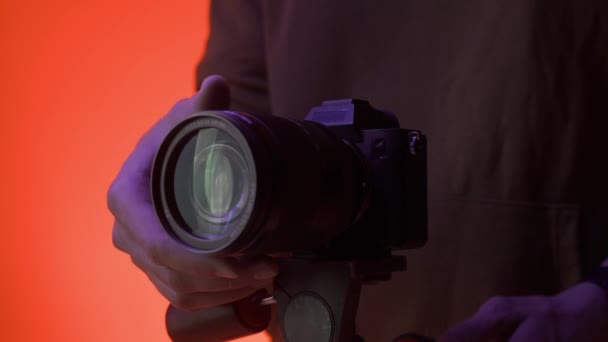 Επαγγελματική Φωτογραφική Μηχανή Στέκεται Τρίποδο Στούντιο Έγχρωμο Φωτισμό Νέον Φωτογράφος — Αρχείο Βίντεο