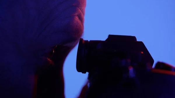 Ammattimies Valokuvaaja Työskentelee Studiossa Käyttää Värillinen Neon Valaistus — kuvapankkivalokuva