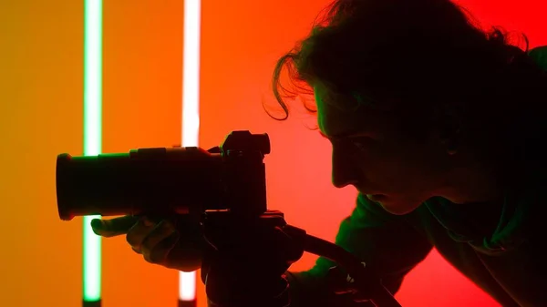 Fotógrafo Masculino Profissional Trabalhando Estúdio Ele Usa Iluminação Néon Colorido — Fotografia de Stock