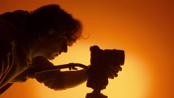 Fotógrafo Masculino Profissional Trabalhando Estúdio Ele Usa Iluminação Néon Colorido — Vídeo de Stock