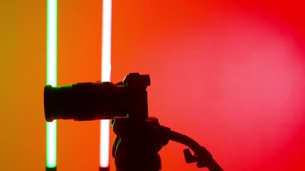Fotógrafo Masculino Profissional Trabalhando Estúdio Ele Usa Iluminação Néon Colorido — Vídeo de Stock