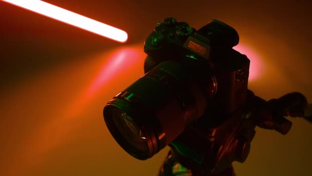 Profesjonalna Kamera Fotograficzna Stoi Statywie Studiu Kolorowym Oświetleniem Neonowym — Wideo stockowe