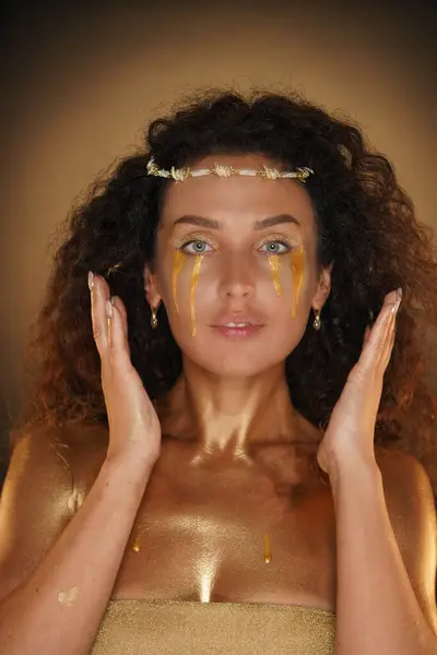 美しさと魅力的なクリエイティブ広告コンセプト スタジオで女性モデルの肖像画 ティアラと美しいメイクで魅力的な少女 手を握る 金色のペンキの体 黄金の涙の目 — ストック写真