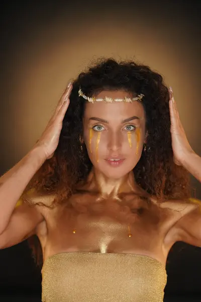 Güzellik Cazibe Yaratıcı Reklam Konsepti Stüdyoda Kadın Modelin Portresi Taçlı — Stok fotoğraf