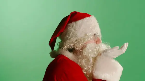 Młody Święty Mikołaj Odwraca Wzrok Dmucha Przestrzeń Kopiowania Facet Kostiumie — Zdjęcie stockowe