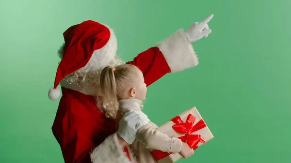 Καλά Χριστούγεννα Και Καλές Διακοπές Χαριτωμένο Κοριτσάκι Και Άγιος Βασίλης — Φωτογραφία Αρχείου