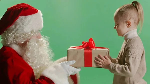 Santa Claus Dando Caja Regalos Navidad Con Cinta Roja Niño — Foto de Stock
