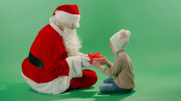 Santa Claus Δίνοντας Χριστουγεννιάτικα Δώρα Κουτί Κόκκινη Κορδέλα Για Παιδί — Φωτογραφία Αρχείου