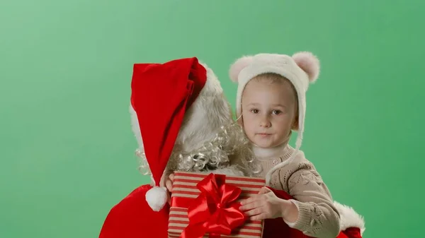 Noel Baba Küçük Güzel Bir Kızı Yeşil Arka Planda Kollarında — Stok fotoğraf