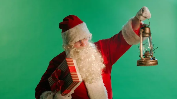 Papai Noel Com Lanterna Noite Nevado Fundo Verde — Fotografia de Stock