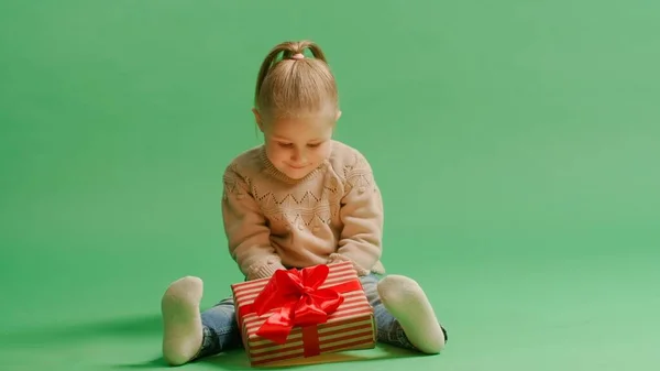 Πορτρέτο Χαριτωμένο Μικρό Κορίτσι Κρατώντας Κουτί Δώρου Θέτει Απομονωμένο Πάνω — Φωτογραφία Αρχείου