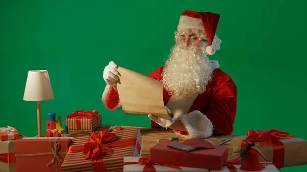 Άγιος Βασίλης Στο Τραπέζι Δώρα Και Διαβάζοντας Ένα Πακέτο Επιστολή — Φωτογραφία Αρχείου
