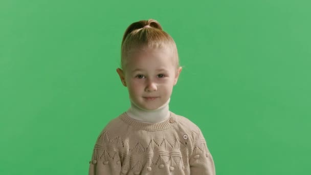 スタジオの黄色の背景の壁の上に隔離されたギフト用の箱を持っている肖像画かわいい少女の子供 クリスマスコンセプト — ストック動画
