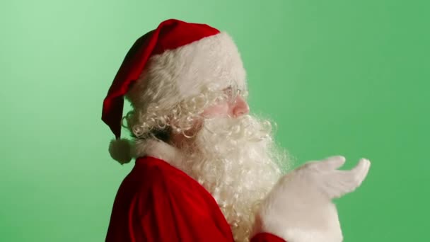 Молодий Санта Клаус Дивиться Вбік Дме Копіювальний Простір Хлопець Костюмі — стокове відео