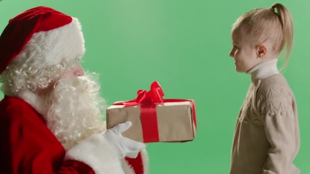 Święty Mikołaj Daje Pudełko Prezentów Świątecznych Czerwoną Wstążką Dla Dziecka — Wideo stockowe