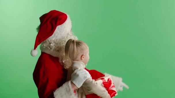 Wesołych Świąt Szczęśliwych Świąt Cute Little Girl Santa Claus Patrząc — Wideo stockowe