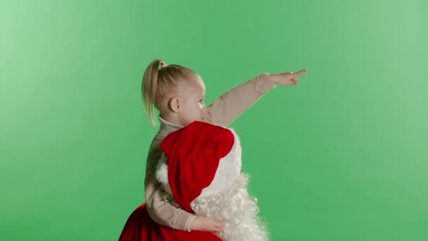 メリークリスマスと幸せな休日 かわいい小さな子供の少女とサンタクロースはクリスマススターを見ています クリスマスの伝説のコンセプト — ストック動画
