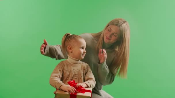 Feliz Familia Compartiendo Alegría Uno Con Otro Navidad Mamá Regalo — Vídeos de Stock