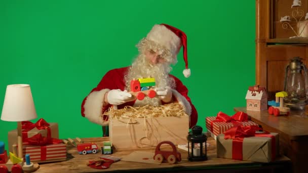 Babbo Natale Tavola Tiene Mano Giocattolo Legno Uno Sfondo Verde — Video Stock