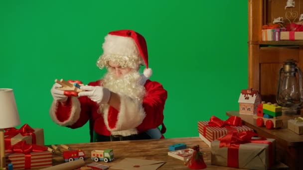 Babbo Natale Tavola Con Regali Fare Giocattolo Legno Uno Sfondo — Video Stock