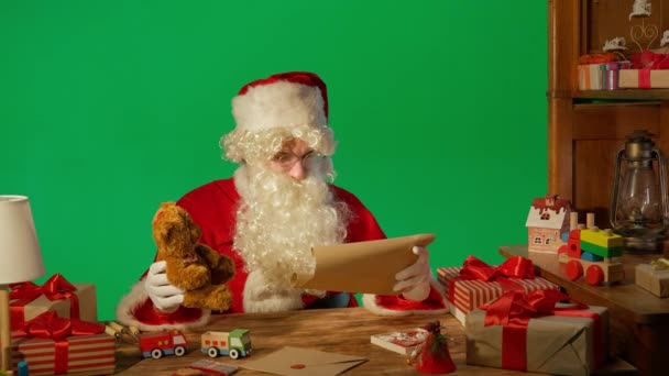 Babbo Natale Tavola Con Regali Lettura Pacchetto Lettere Sfondo Verde — Video Stock
