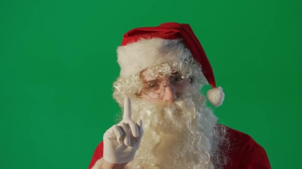 一个绿色背景的年轻圣诞老人的画像 — 图库视频影像