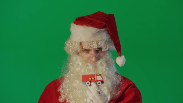 Portret Van Kerstman Schilderen Van Een Auto Met Een Geschenk — Stockvideo