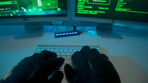 职业玩家的第一人称游戏 黑客对服务器数据库的黑客攻击 演奏者手按键盘 模拟移动视频游戏 — 图库照片
