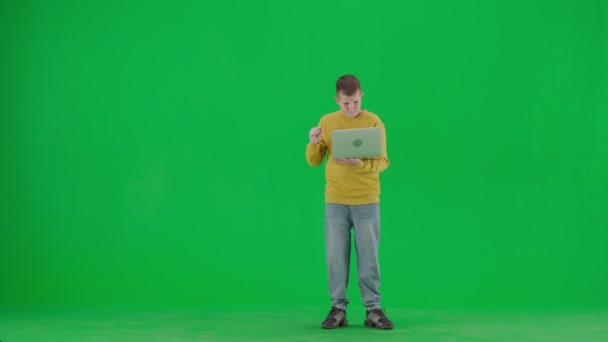 Moderní Děti Školy Volný Čas Reklamní Koncept Portrét Chlapce Zelené — Stock video