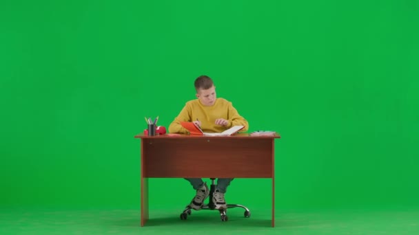 現代の子供の学校とレジャー時間の広告の概念 クロマキーグリーンスクリーンの少年肖像画 机に座って学校の宿題をしたり ノートに書き込んだり 歩いたり — ストック動画