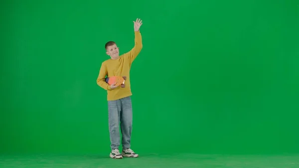 아이들과 창조적인 크로마 화면에 소년의 초상화 스케이트 흔들고 미소와 청바지에 — 스톡 사진