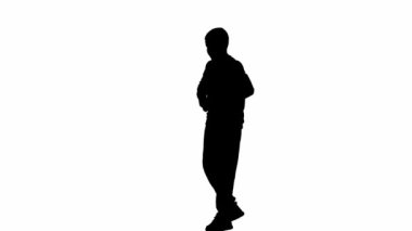 Modern çocuk okulu ve eğlence zamanı reklam konsepti. Beyaz arka plan alfa kanalında izole edilmiş çocuk portresi. Okul çocuğunun silueti kameranın önünde dans ediyor..