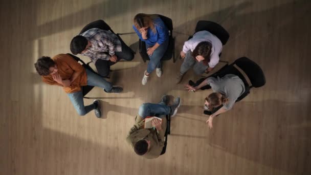 Yukarıdaki Kadrajda Bir Grup Insan Terapi Seansında Karşılarında Onları Dinleyen — Stok video