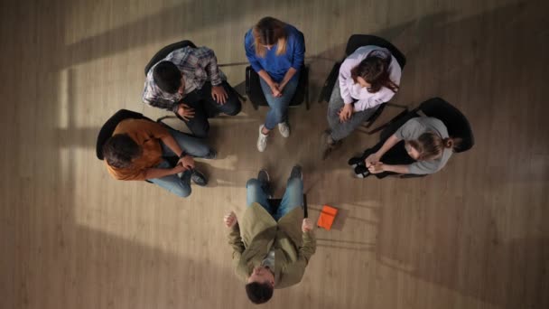 Yukarıdaki Kadrajda Bir Grup Insan Terapi Seansında Karşılarında Onları Dinleyen — Stok video