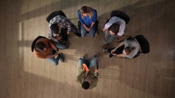 Снимке Выше Группа Людей Сидит Сеансе Терапии Напротив Сидит Врач — стоковое видео