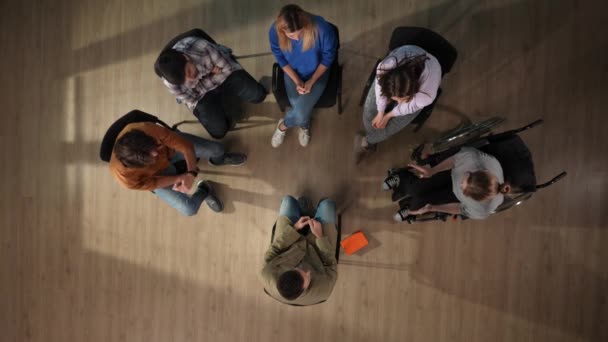 Yukarıdaki Karede Bir Grup Insan Var Bir Psikologla Terapi Seansı — Stok video