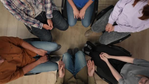 샷에서 심리학자 중앙에 의자에 앉아있다 그로부터 그룹에 그들은 치료를하고있다 그들은 — 비디오