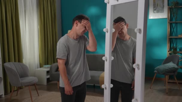 Lelah Pria Lelah Menderita Gangguan Mental Melihat Refleksi Cermin Besar — Stok Video