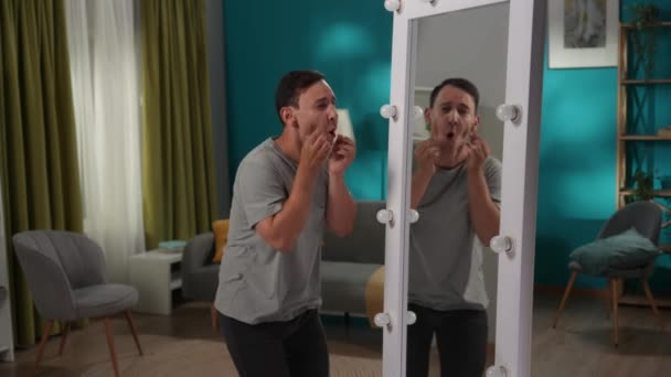 Man Bipolar Disorder Mirror Living Room Man Writhing Laughing Mocking — Stock Video