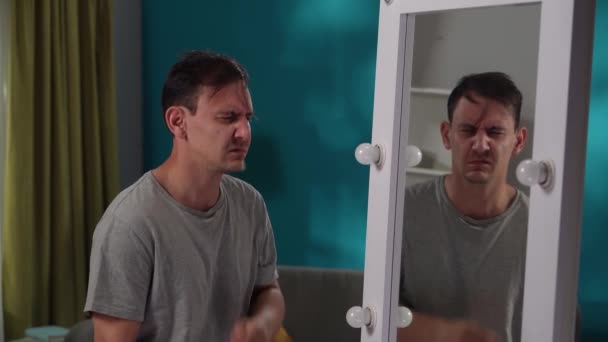 Egy Kimerült Fáradt Mentális Zavarban Szenvedő Férfi Tükörképét Nézi Egy — Stock videók