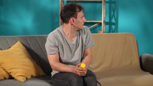 Seorang Pria Mental Yang Tidak Stabil Duduk Sofa Dengan Sebotol — Stok Video