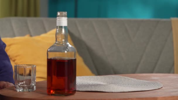 Egy Üveg Whisky Egy Pohártartó Van Asztalon Egy Férfi Alkoholt — Stock videók