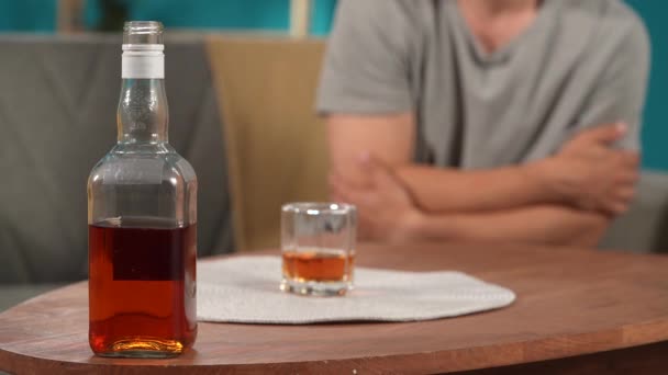 Egy Üveg Whisky Egy Üveg Áll Asztalon Közelről Egy Homályos — Stock videók